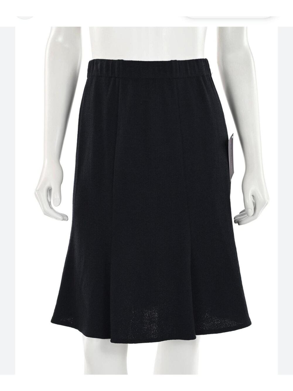 St. JOHN Santa Skirt Size 8 in Excellent Condition
